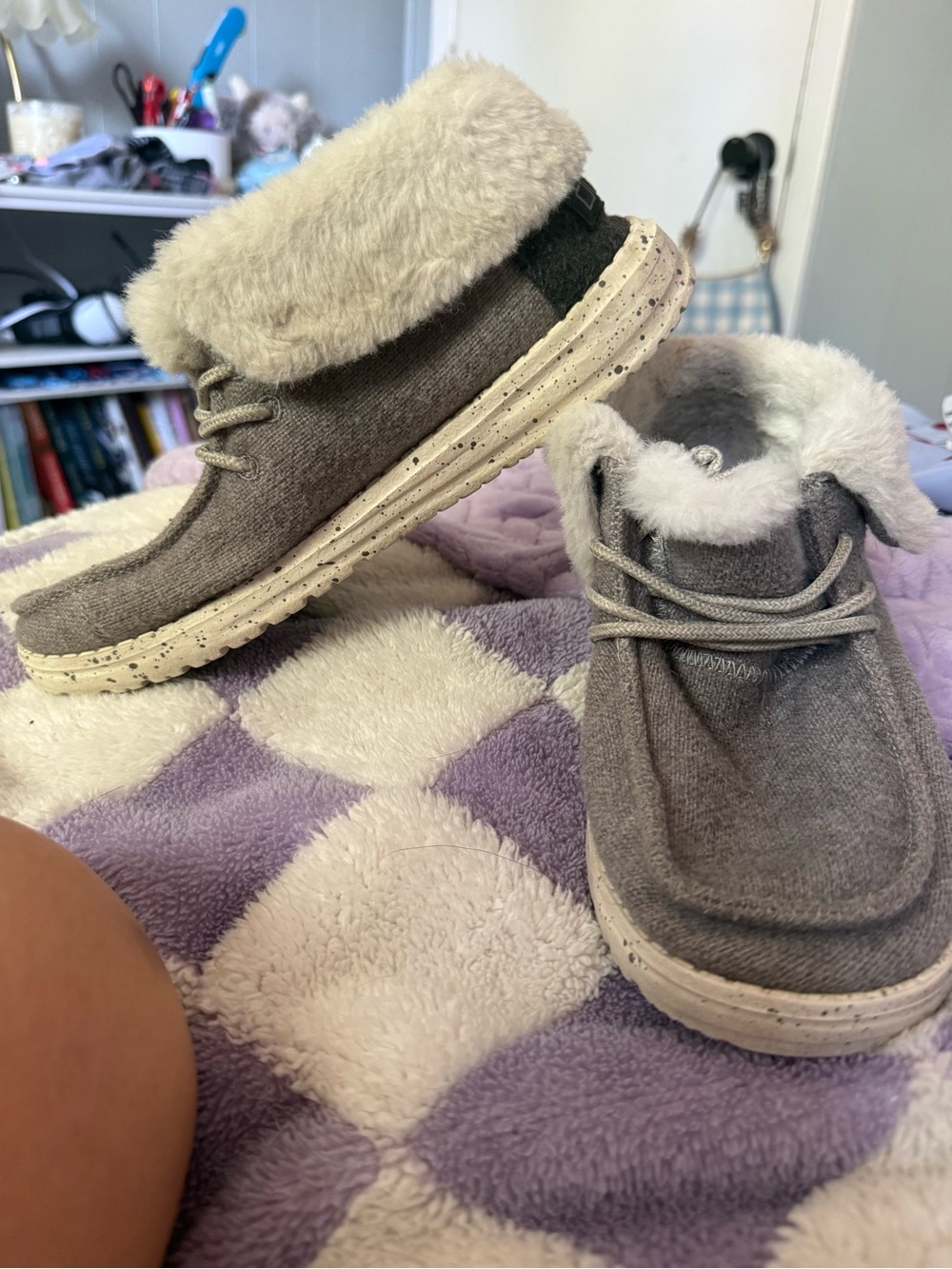 Women’s Gray Sherpa-Lined Slip-On Slippers